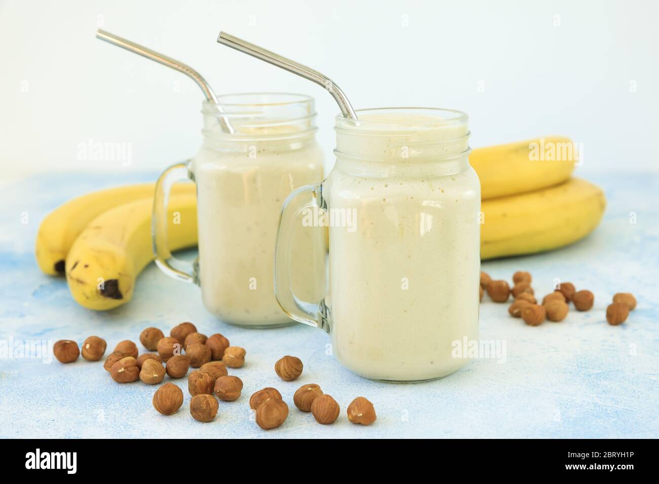 Yaourt sain ou smoothie avec banane et noix, nourriture végétarienne, régime et concept de santé Banque D'Images