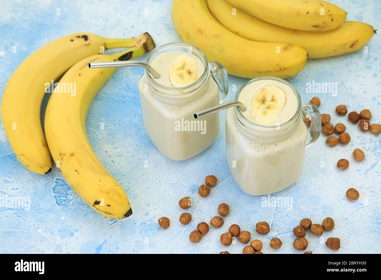 Yaourt sain ou smoothie avec banane et noix, nourriture végétarienne, régime et concept de santé Banque D'Images