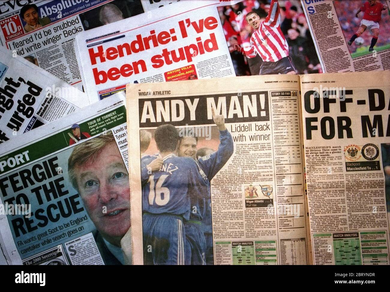 Journaux et tabloïdes de sport publiés entre le 20 octobre et le 22 octobre 2000 en Angleterre, achetés à Manchester. Photo d'archive. Banque D'Images