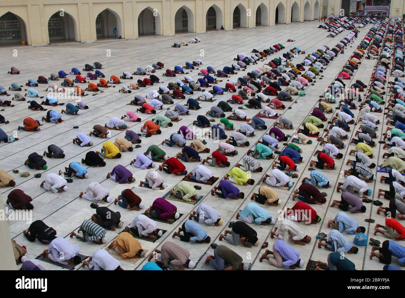 Les musulmans proposent des prières le dernier vendredi (Jummah tul bidah) du Saint mois islamique de jeûne du Ramadan à la mosquée nationale Baitul Mokarrn au milieu de la crise du coronavirus (COVID-19). Le mois Saint du Ramadan est un élan pour les musulmans du monde entier pour se rapprocher d'Allah SWT (Subhanahu wa ta'ala) En élargissant la prière de Sunnah, Dhikr, et Tadarus Al Quran. Banque D'Images