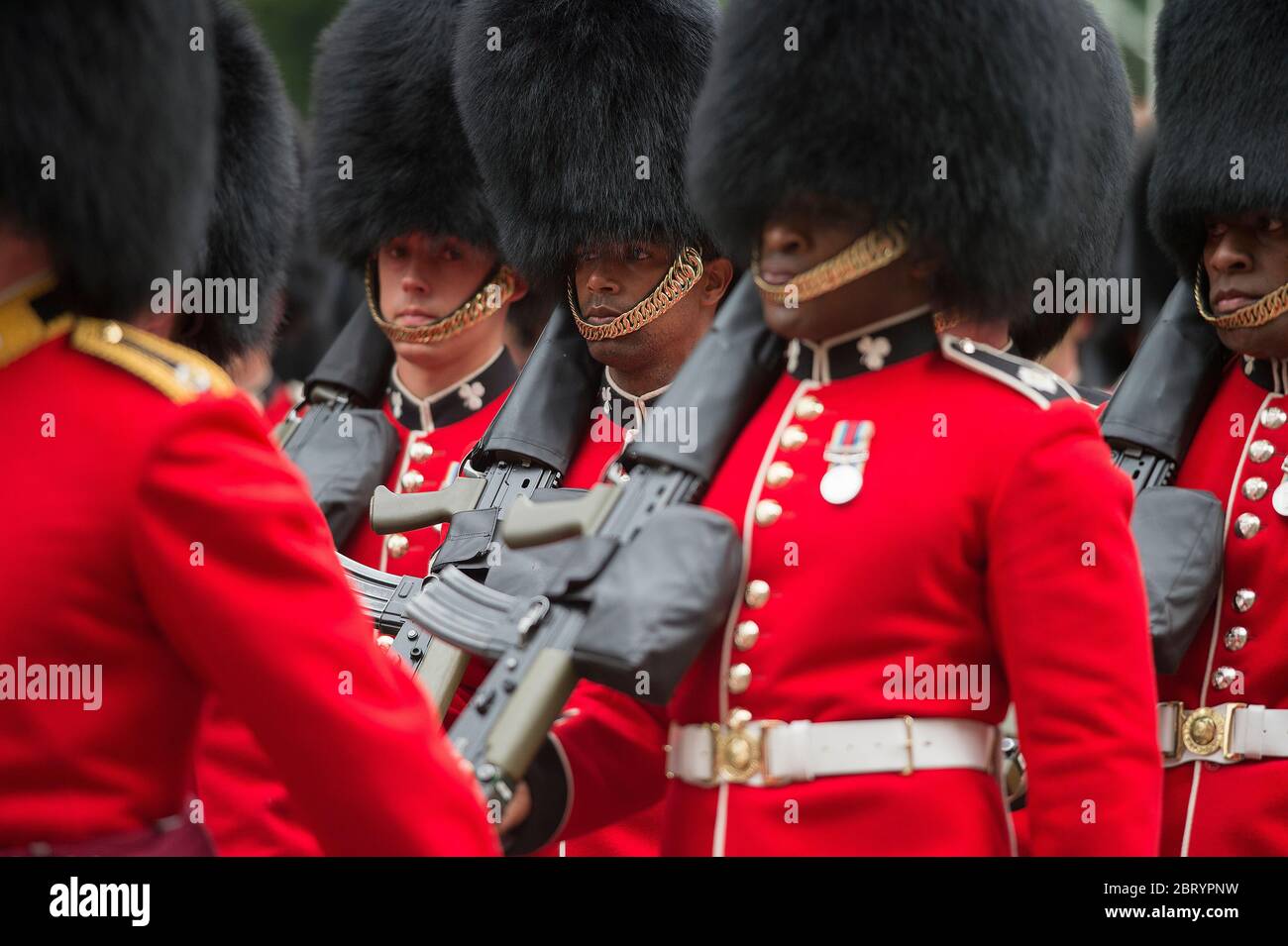31 mai 2017. Les gardes-Guardmen marchent de nouveau à Wellington Barracks après avoir répété la parade des gardes-chevaux pour Trooping the Color Banque D'Images