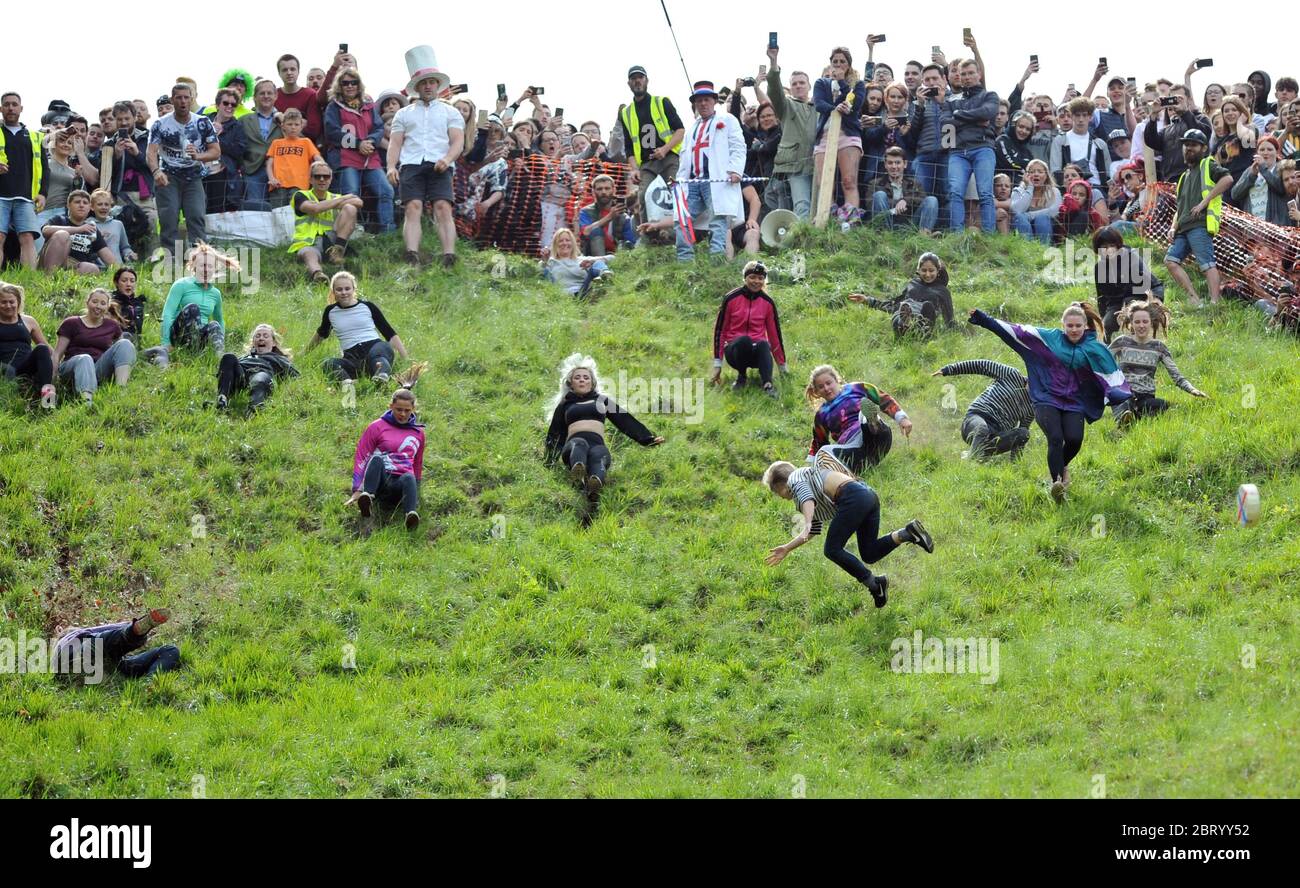 Cheese Rolling Down Cooper's Hill, Brockworth près de Gloucester la course de descente des femmes. Photo par Mikal Ludlow Photography tel; 07855177205 Banque D'Images