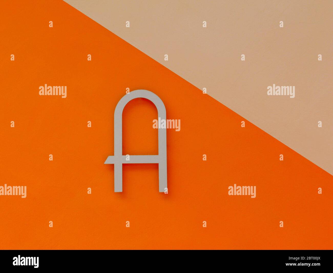 Couleur beige lettre isolée TEXTE sur fond de stuc orange texturé avec ombre. Style d'illustration image raster.illustration abstraite colorée. Banque D'Images