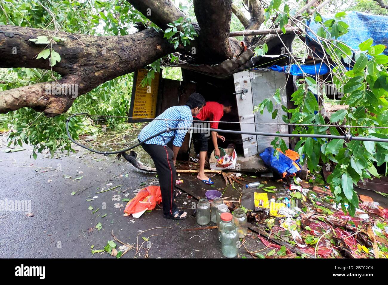 Kolkata, Inde. 21 mai 2020. Après le cyclone "Amphan", au moins 80 personnes sont mortes au Bengale occidental, selon le gouvernement de l'État. Au moins 5,000 arbres ont été déracinés et 2,500 arbres dans le lac salé de Kolkata, en Inde, le 21 mai 2020. Personnes réparant temporairement le toit de leur atelier. (Photo de Sudipta Pan/Pacific Press/Sipa USA) crédit: SIPA USA/Alay Live News Banque D'Images