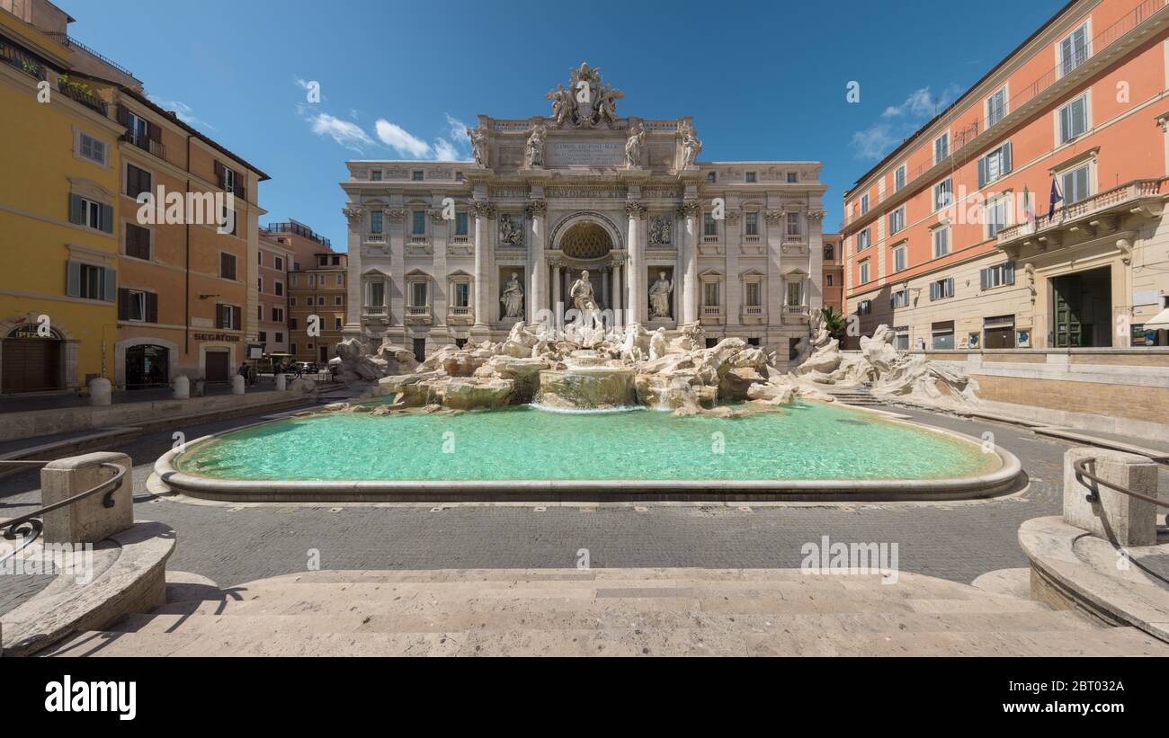 Rome, Italie -19 Mai 2020: Le site touristique populaire de la fontaine de Trevi est vide après l'effondrement du tourisme en Italie après l'isolement et le voyage ba Banque D'Images