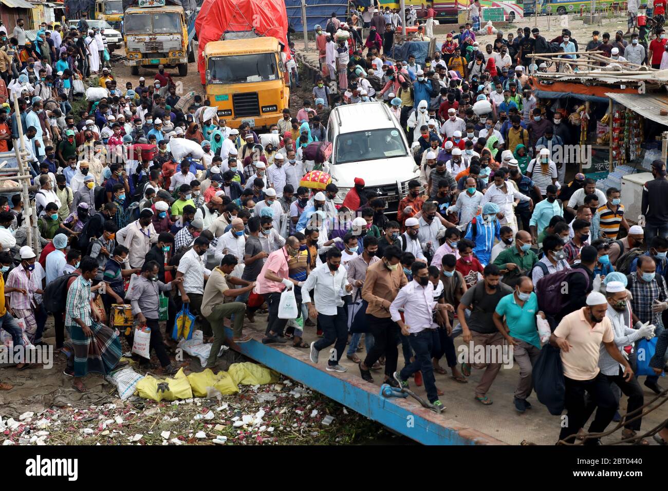 Dhaka, Bangladesh - 22 mai 2020 : les habitants ont commencé à quitter Dhaka pour leurs maisons de village aujourd'hui pour leurs vacances d'Eid-ul-Fitr au milieu des nati Banque D'Images