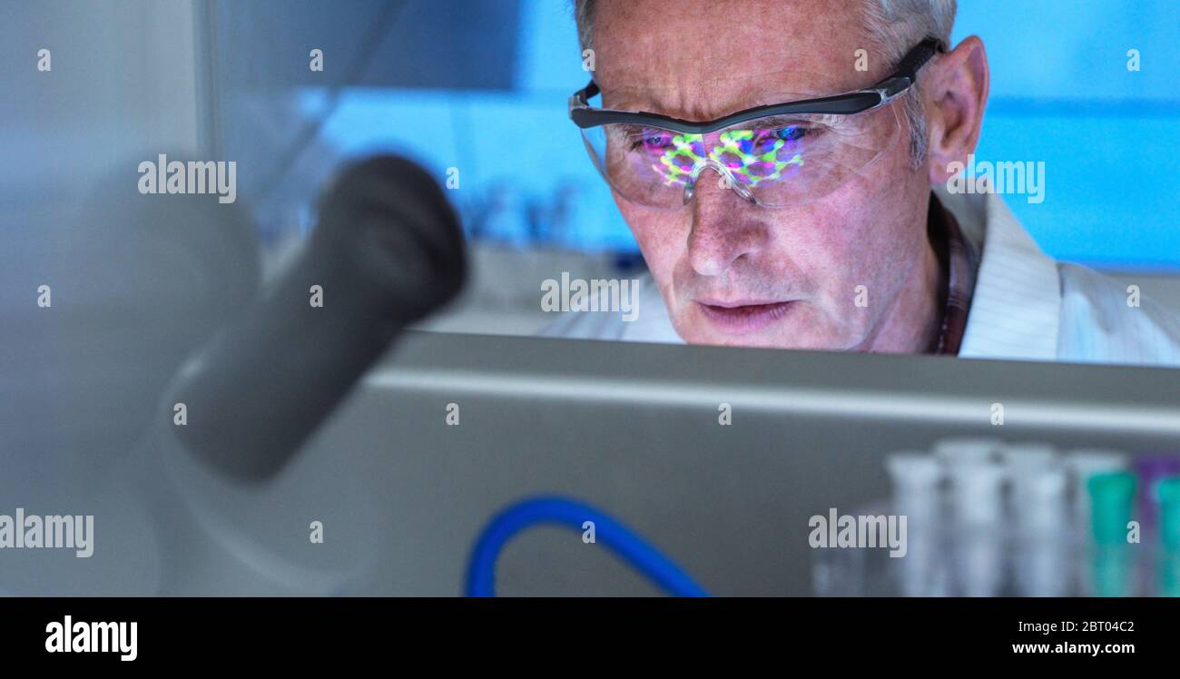 Scientifique utilisant une structure moléculaire 3D à l'écran, recherchant le médicament Covid-19 potentiel en laboratoire. Essais médicaux et cliniques. Banque D'Images