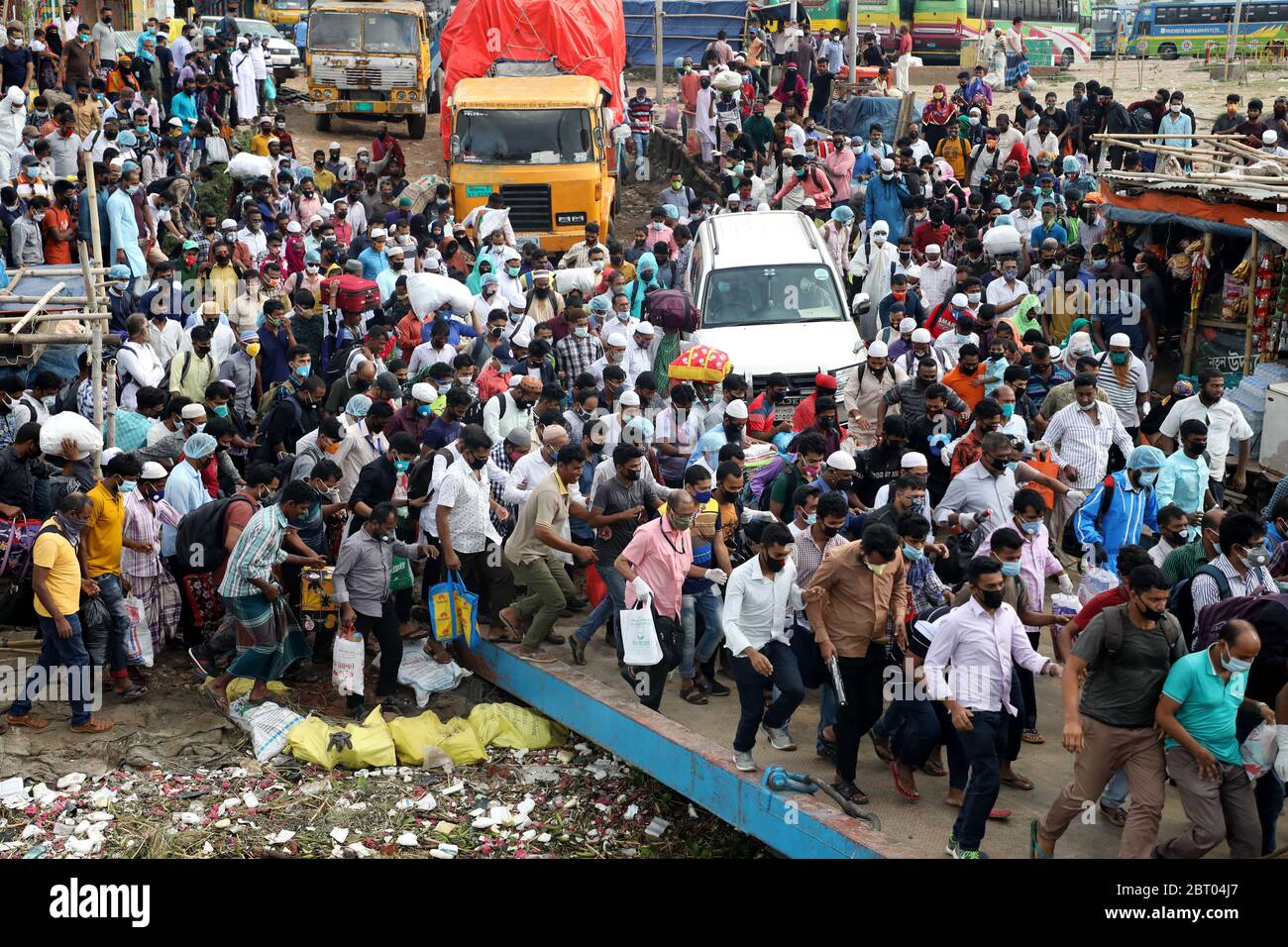 Dhaka, Bangladesh - 22 mai 2020 : les habitants ont commencé à quitter Dhaka pour leurs maisons de village aujourd'hui pour leurs vacances d'Eid-ul-Fitr au milieu des nati Banque D'Images