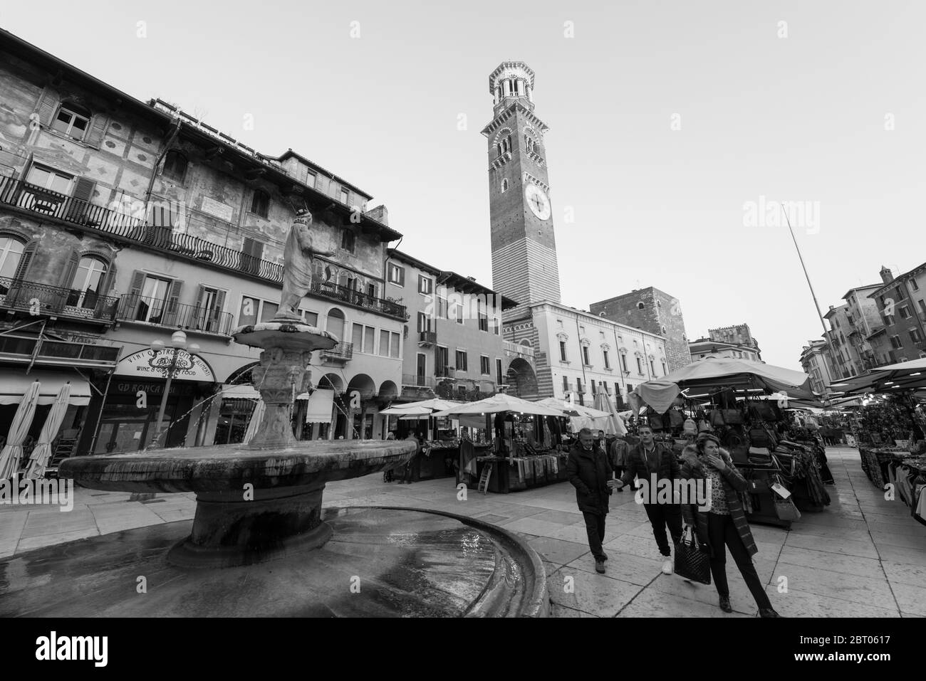 VÉRONE, ITALIE - 14, MARS 2018 : photo en noir et blanc de l'ancienne fontaine et du marché de Piazza delle Erbe, visite de Vérone, Italie Banque D'Images