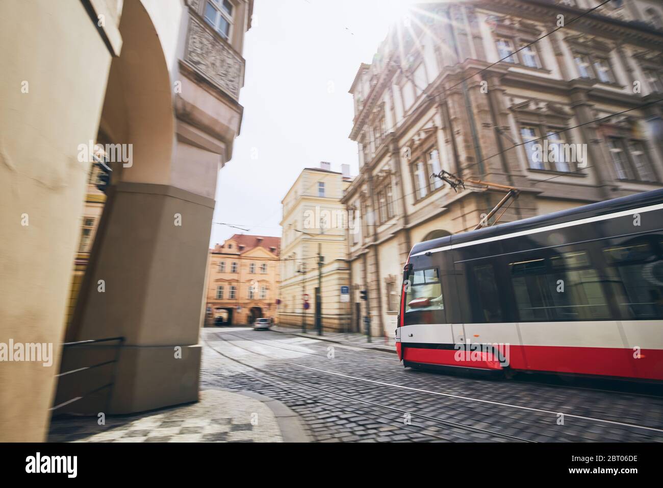 La vie quotidienne en ville. Tramway moderne des transports en commun en mouvement flou. Prague, République tchèque. Banque D'Images