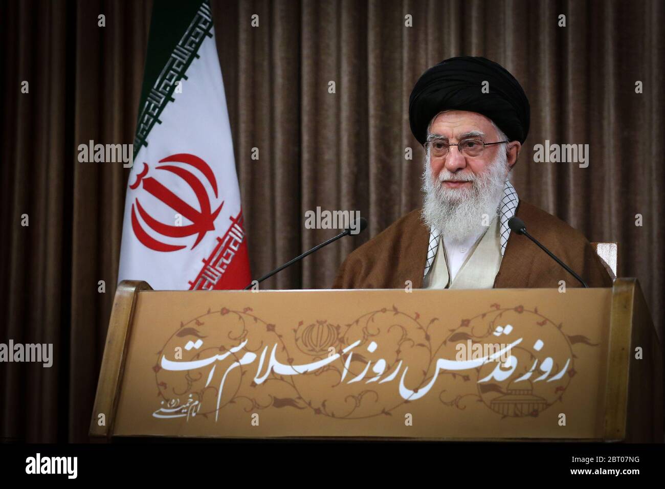 Téhéran, Iran. 22 mai 2020. L'ayatollah ALI KHAMENEI s'adresse à la nation par un discours télévisé en direct à l'occasion du jour d'Al Qods (Jérusalem), à Téhéran, en Iran. Khamenei, vendredi, a qualifié Israël de « tumeur cancéreuse » qui « sera sans aucun doute déracinée et détruite » dans un discours annuel en faveur des Palestiniens, renouvelant les menaces contre l'ennemi Mideast de l'Iran. Le rassemblement annuel de la Journée du Qods à Téhéran n'est pas tenu en raison de la propagation du coronavirus COV-2 du SRAS, qui cause la maladie COVID-19. Crédit : Bureau du Guide suprême iranien/ZUMA Wire/Alay Live News Banque D'Images