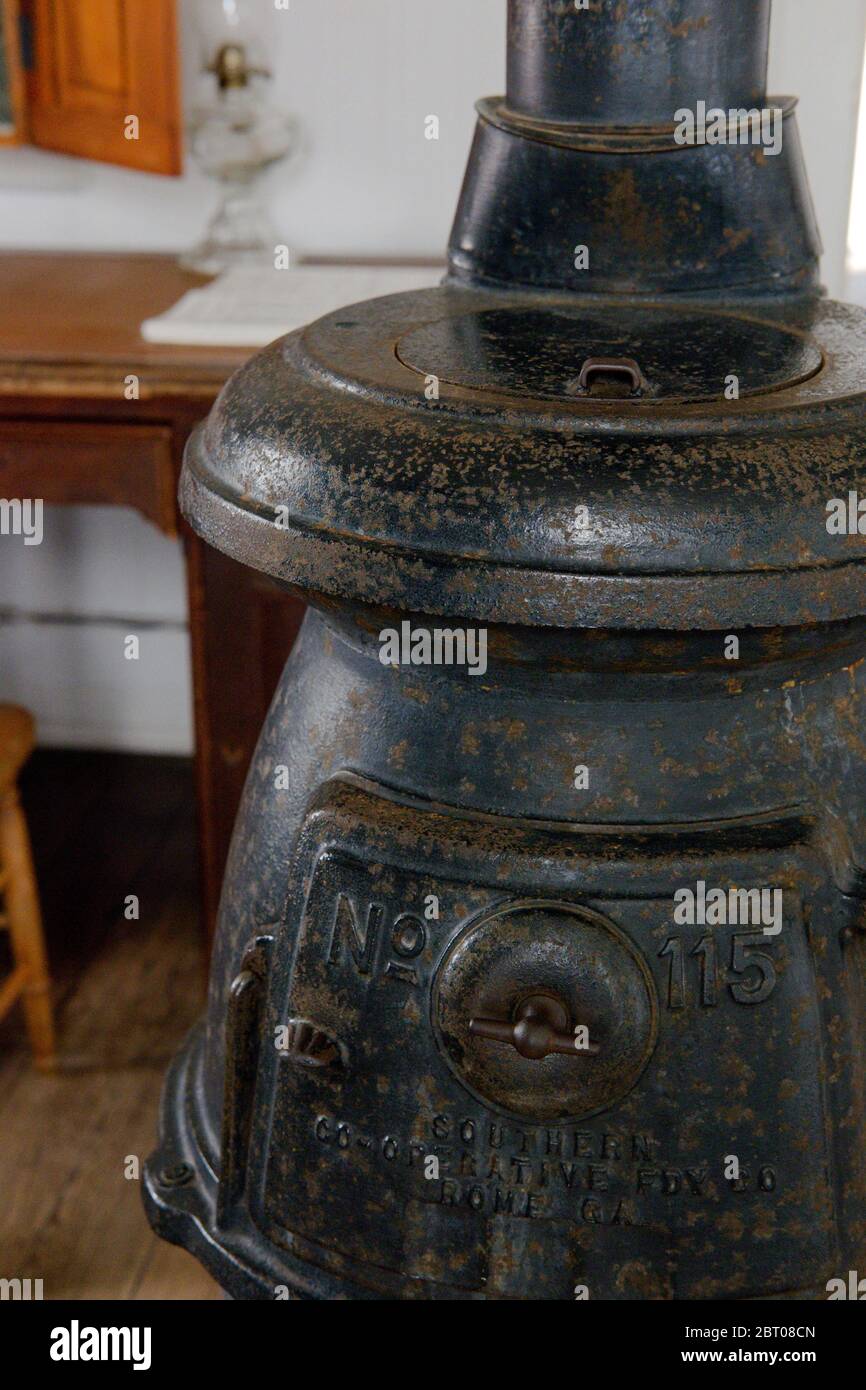 Ancien poêle à charbon en fonte bélied dans un cadre rustique Photo Stock -  Alamy