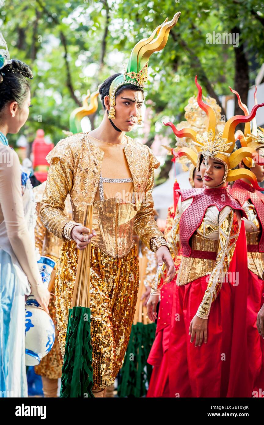 Les danseurs et les interprètes chinois se préparent pour le spectacle du nouvel an chinois à Siam Square, Bangkok City, Thaïlande. Banque D'Images