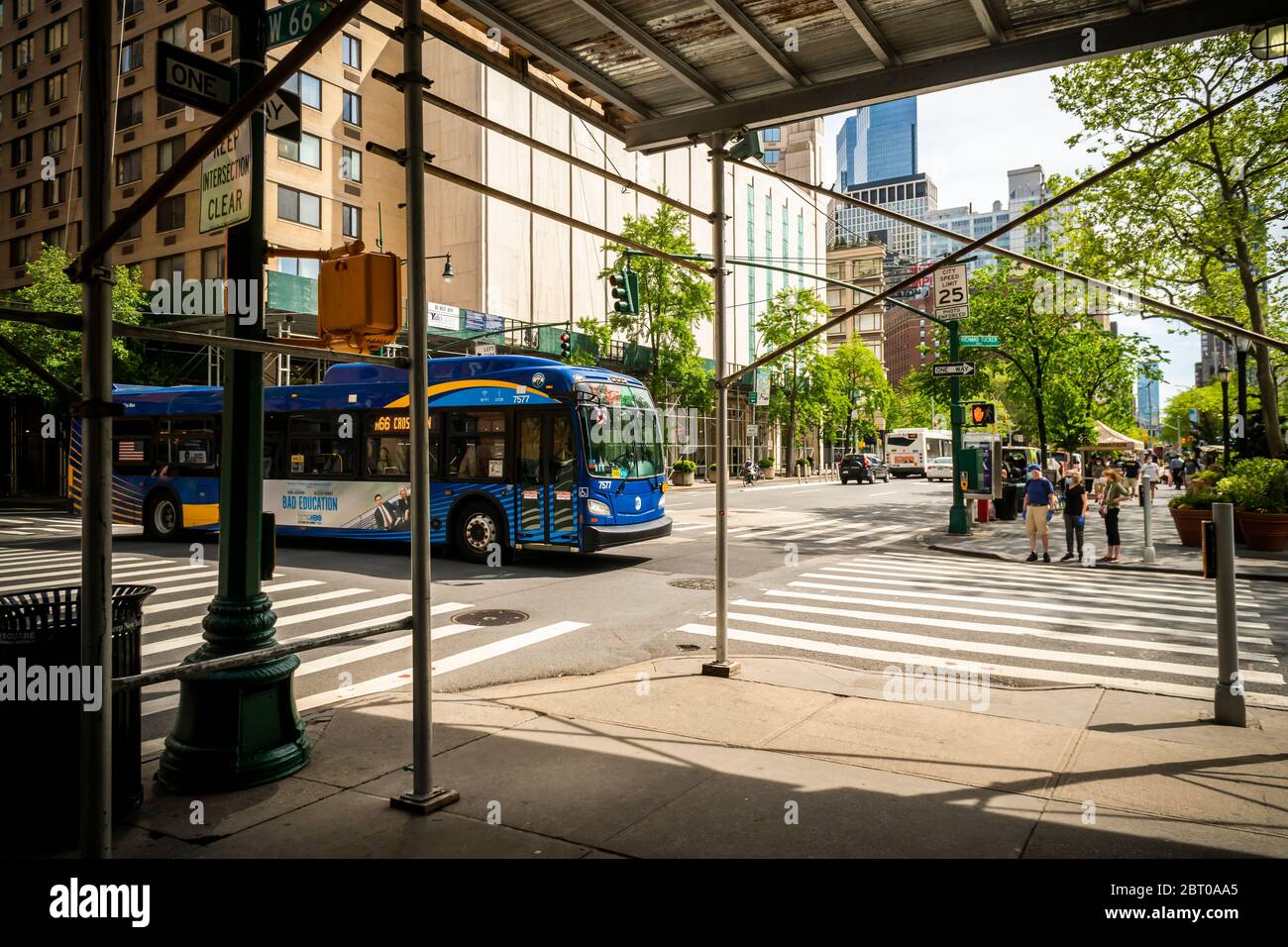 Bus M66 dans le quartier de Lincoln Square à New York le samedi 16 mai 2020. (© Richard B. Levine) Banque D'Images