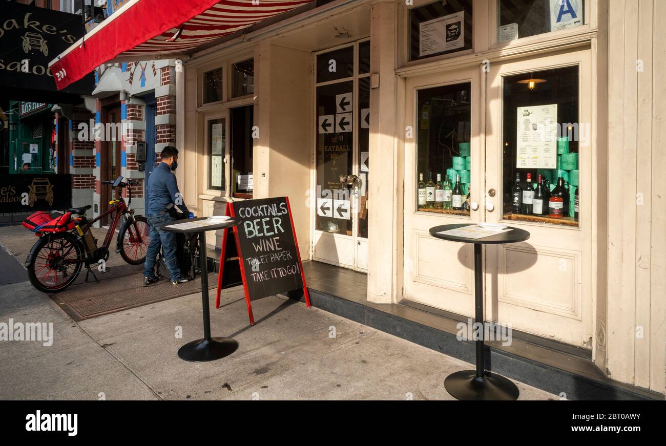 Un restaurant et un bar sont ouverts à la livraison et à la réception. Ils ont ajouté du papier toilette à leur menu, à Chelsea, à New York, le lundi 18 mai 2020. (© Richard B. Levine) Banque D'Images