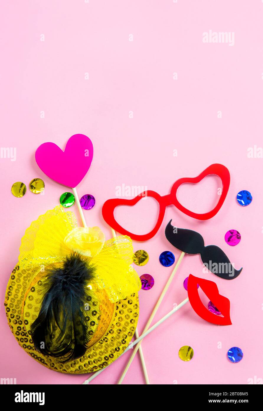 Plat de pose vue de fond rose avec amusant anniversaire décorations accessoires. Beaucoup de place pour le texte. Banque D'Images