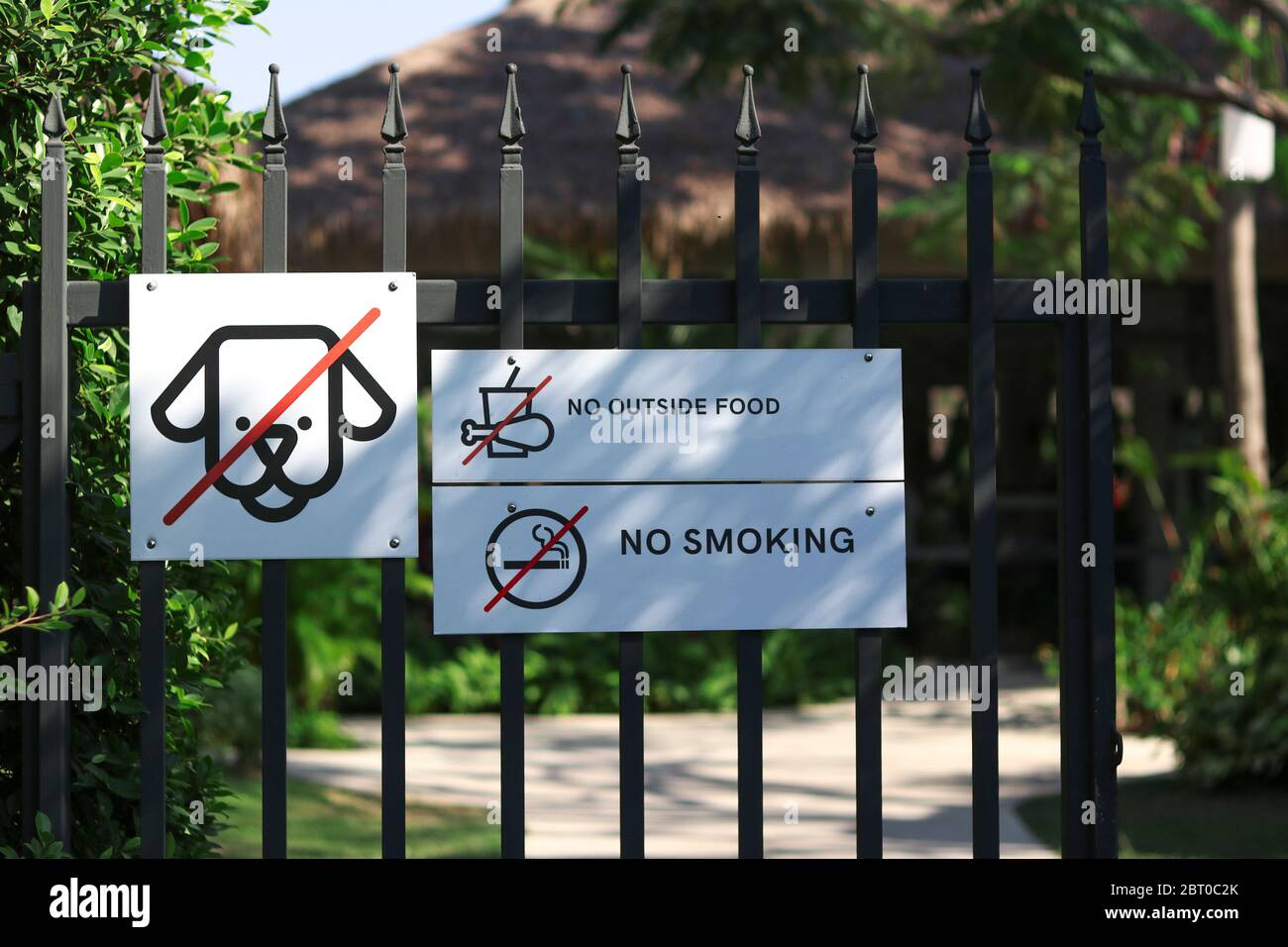 Les panneaux ne montrent aucun animal, aucun aliment de l'extérieur et ne fument pas installés à l'entrée. Banque D'Images