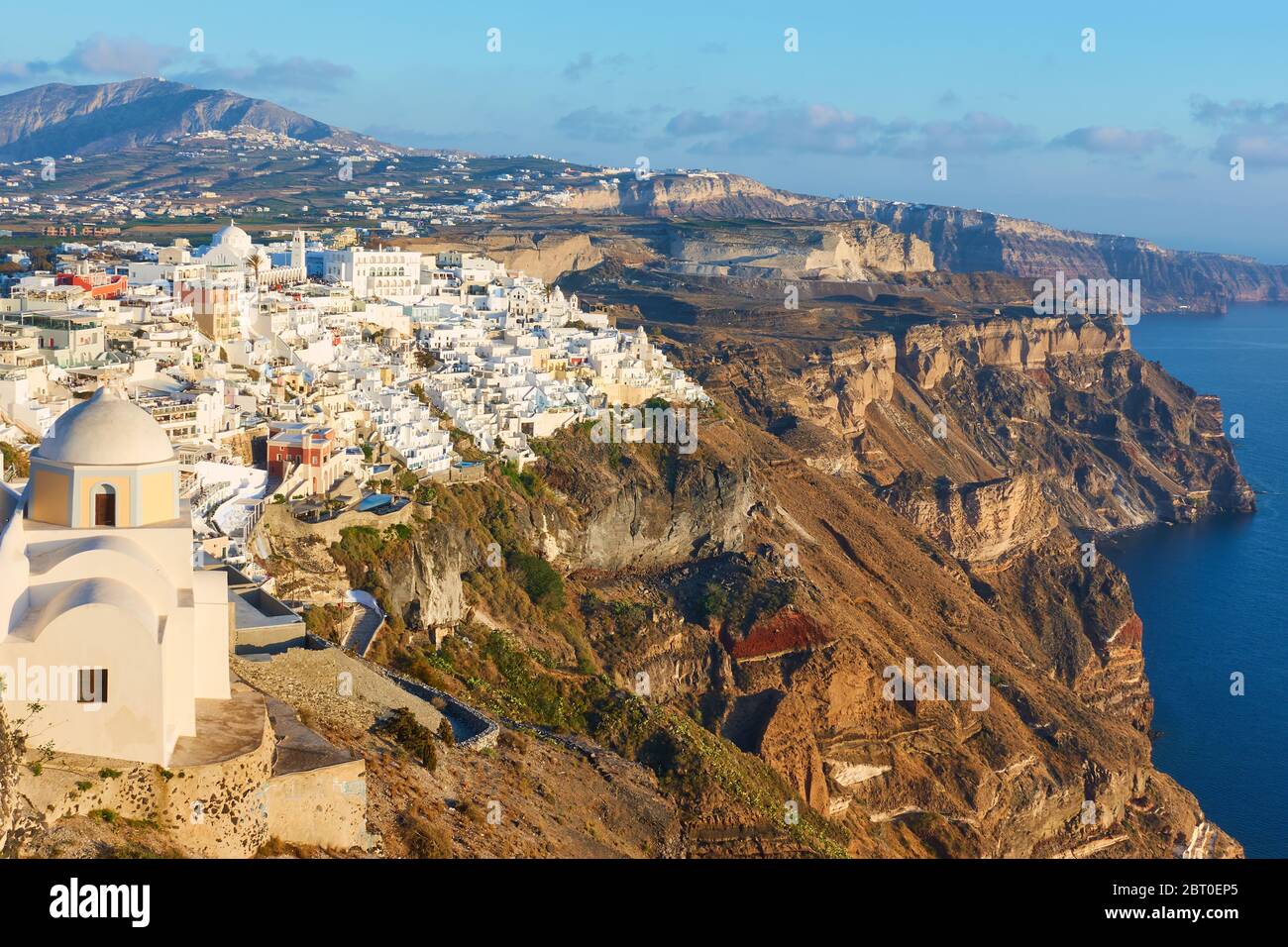 Vue sur l'île de Santorin avec la ville de Thira sur la côte rocheuse, Grèce -- paysage grec Banque D'Images