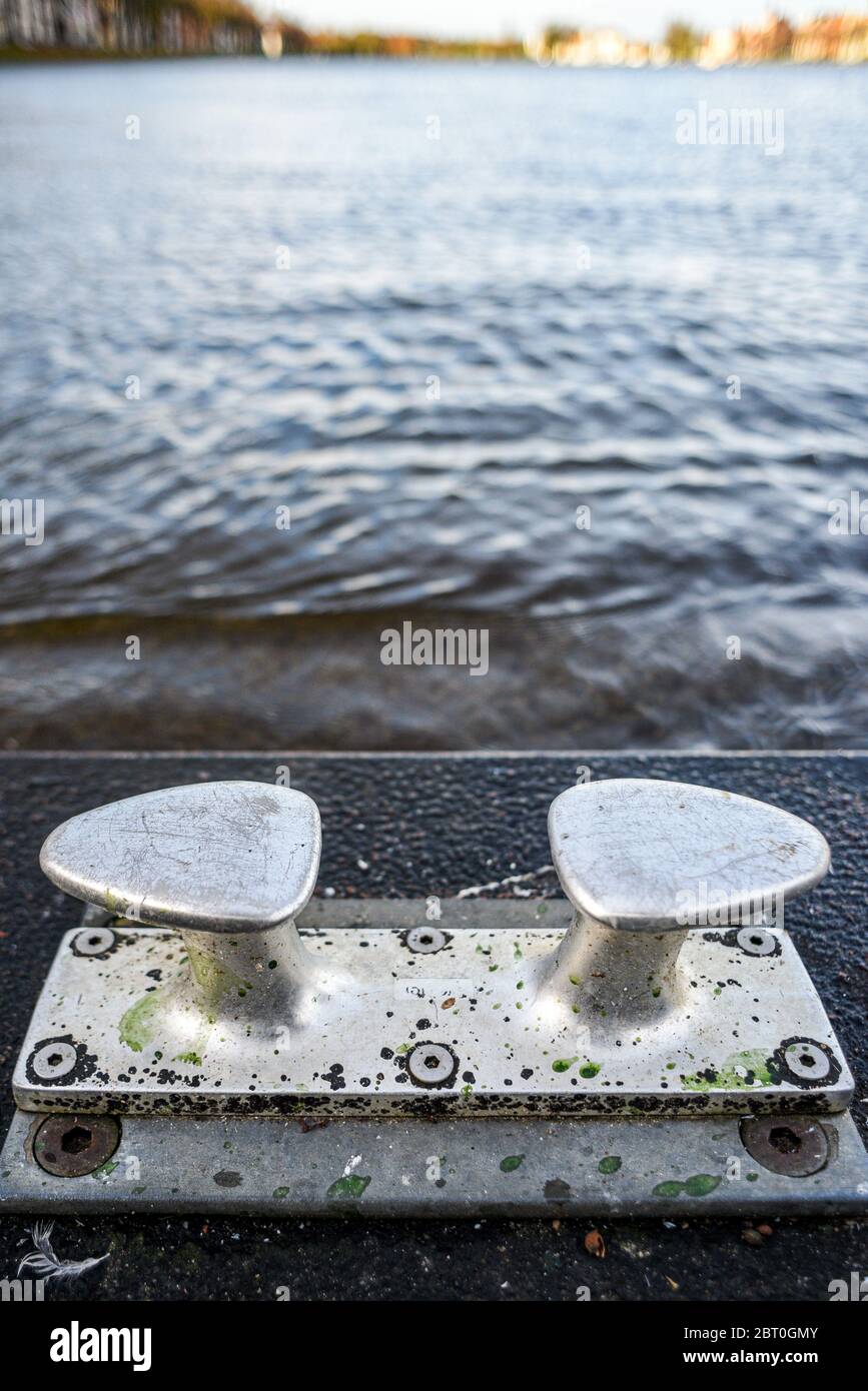 Bitt sur le lac pour amarrer les yachts. Banque D'Images