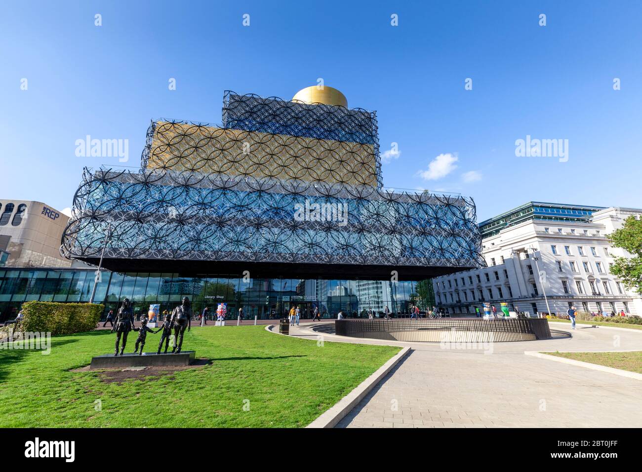 La nouvelle Bibliothèque de Birmingham sur la place du Centenaire avec les Big Hoot Owls en 2015, Birmingham, Angleterre Banque D'Images