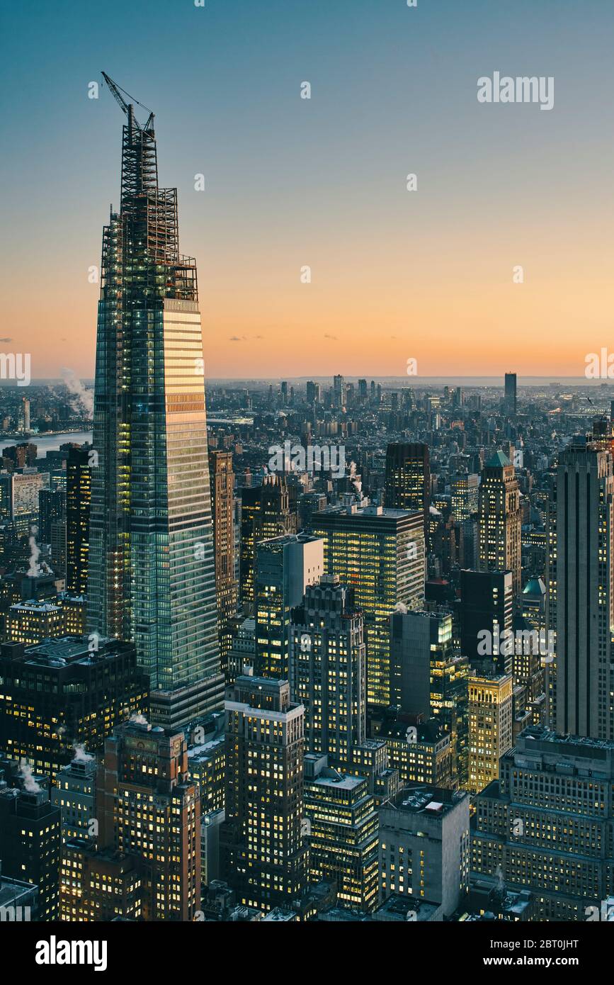 Vue sur les gratte-ciel de Manhattan avec gratte-ciel illuminés au coucher du soleil, à New York Banque D'Images