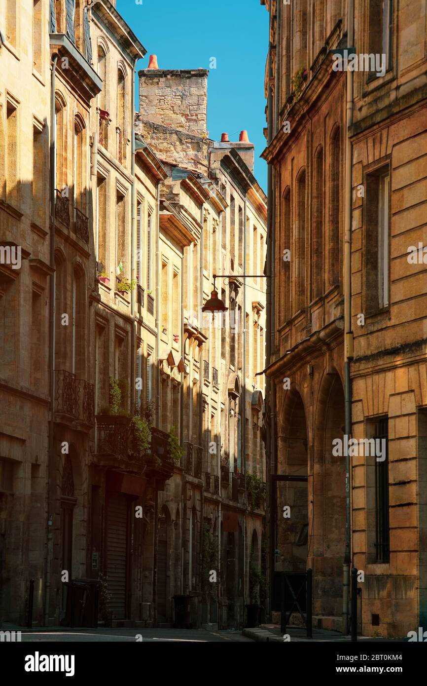 Vue sur la rue de la vieille ville de bordeaux, France, bâtiments typiques de la région, partie du patrimoine mondial de l'unesco Banque D'Images
