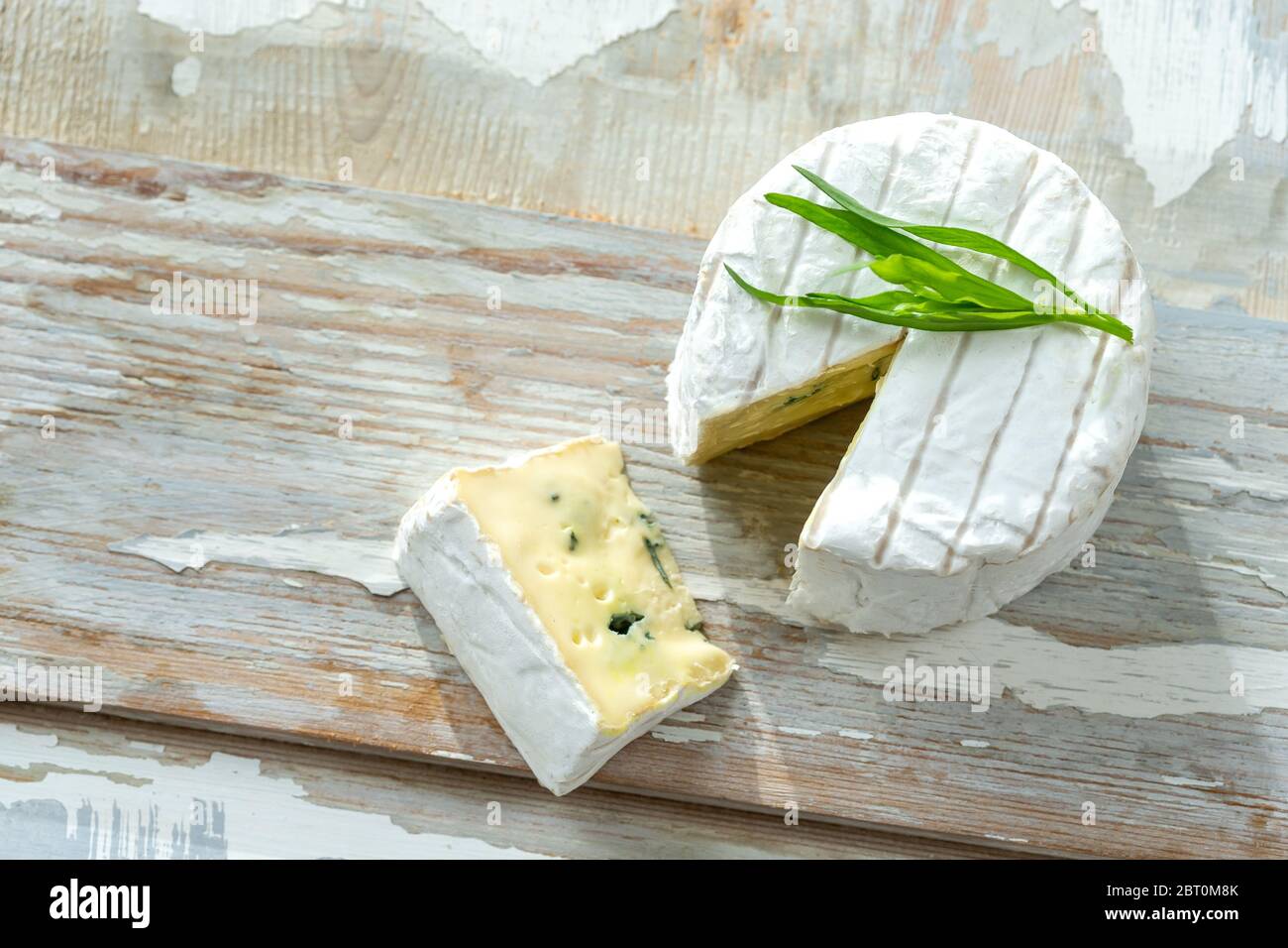 Bleu de Bresse est un fromage bleu de Bresse, ici, par la rouille, vue d'en haut sur un fond de bois. Banque D'Images