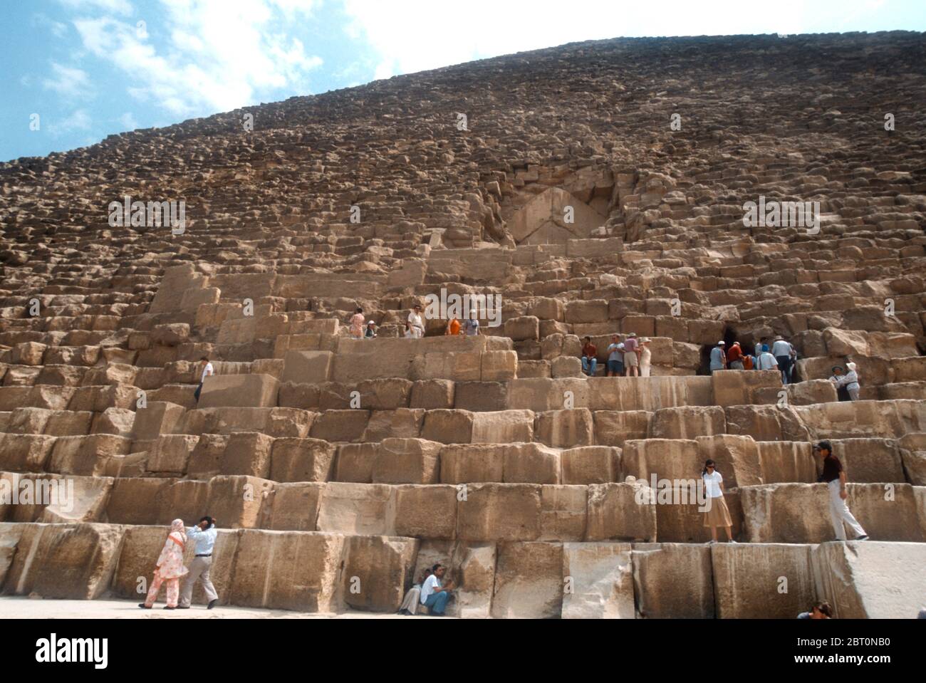 La Grande Pyramide de Gizeh, Egypte, Afrique photographiée en 2000 lorsque les touristes ont été autorisés à grimper la pyramide Banque D'Images