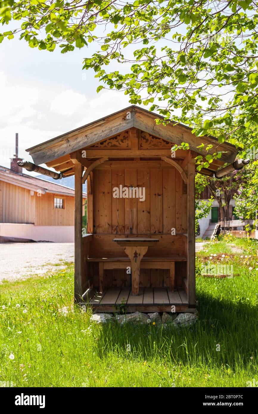 Ouvrez la cabane du temps du pain au côté de la route, sous les arbres Banque D'Images