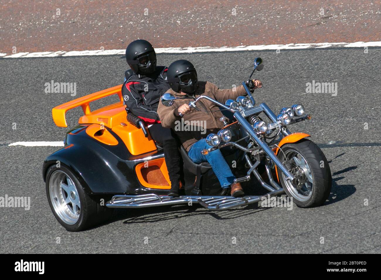 Rewaco motards, trois roues de transport, motos trike orange, véhicule,  routes, motos deux places jaunes, motocyclistes motorisés sur l'autoroute  M6 Chorley, Royaume-Uni Photo Stock - Alamy