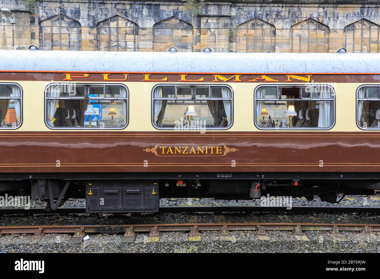 Un wagon ou autocar Pullman, nommé Tanzanite, numéro 350, construit en 1960 à la gare de Carlise, Carlisle, Cumbria, Angleterre, Royaume-Uni Banque D'Images