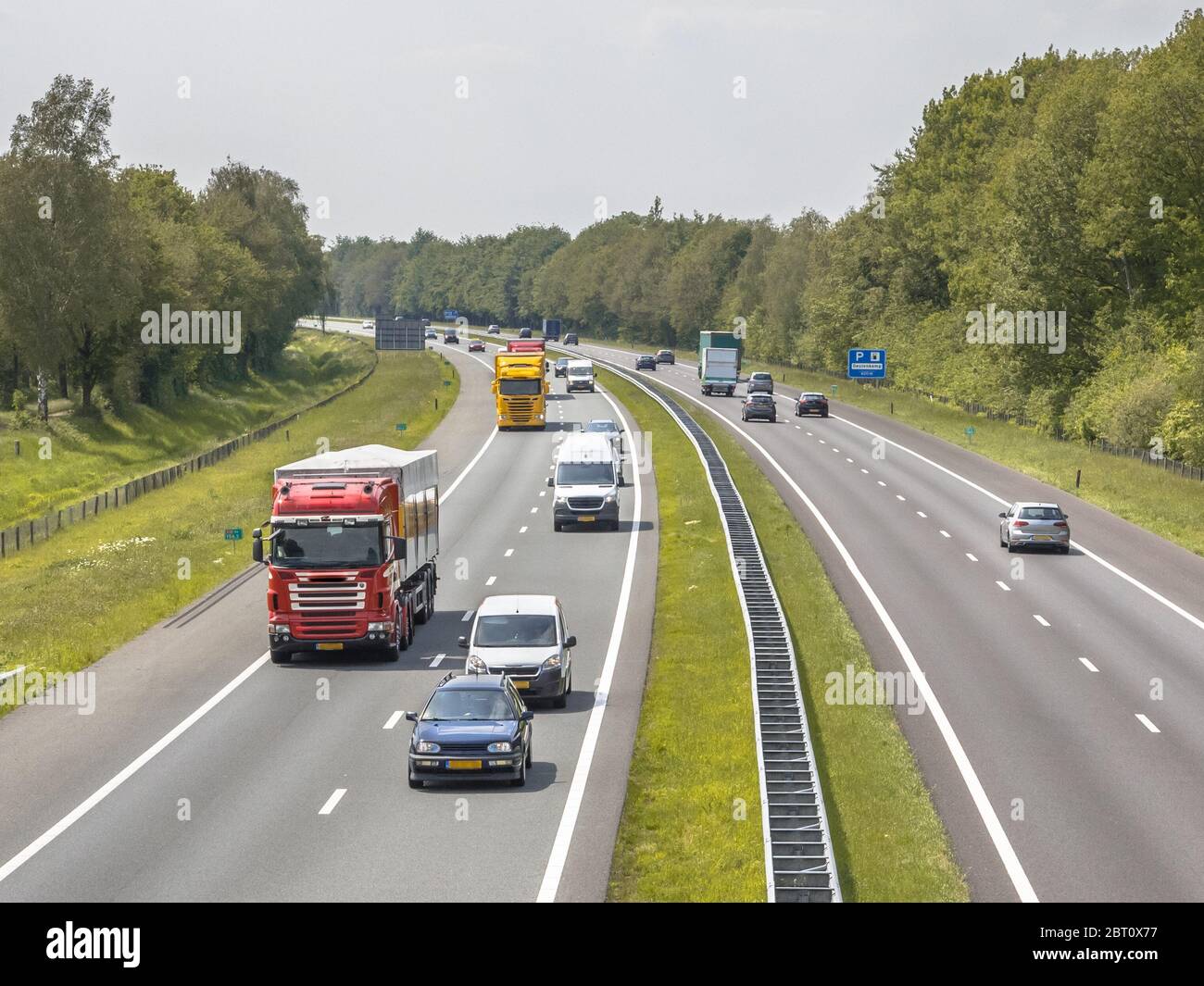 Circulation automobile sur l'autoroute A1 vue d'en haut. C'est l'une des autoroutes les plus Bussiest des pays-Bas Banque D'Images