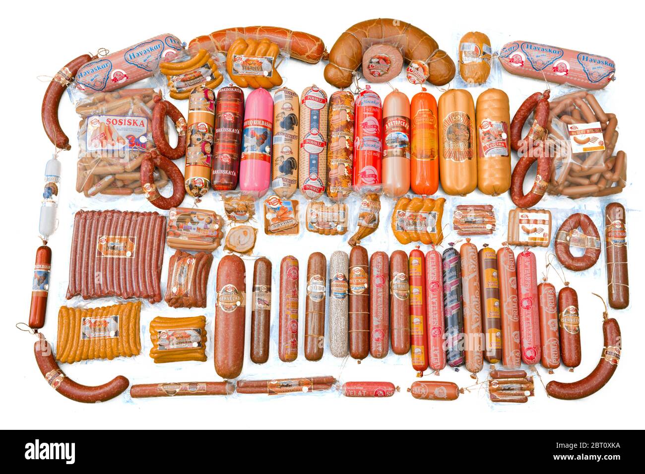 Forfait de saucisses de jambon isolé sur fond vert. Groupe de saucisses cuites entières et savoureuses. Beaucoup de saucisses. Avec différentes saucisses savoureuses Banque D'Images