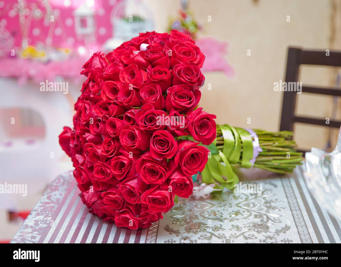 Grand bouquet de cent grandes fleurs de roses rouges sur la table . Un bouquet de fleurs bouquet de cent roses rouges . Banque D'Images
