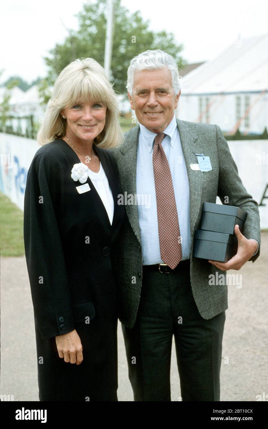 L'actrice Linda Evans et l'acteur John Forsythe assistent à un match de polo au Royal Berkshire polo club, Angleterre 1988. La paire en action est devenue un nom de famille Banque D'Images