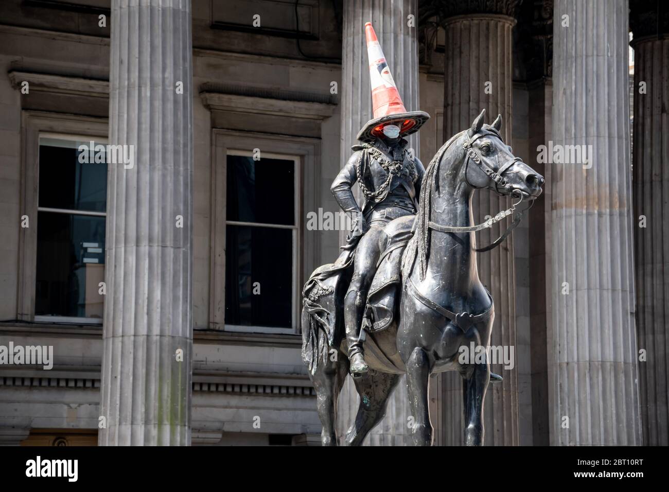 Statue phare de Glasgow, le duc de Wellington a eu un masque facial ajouté à son célèbre cône de circulation comme mesure de prévention humoristique COVID-19. Banque D'Images