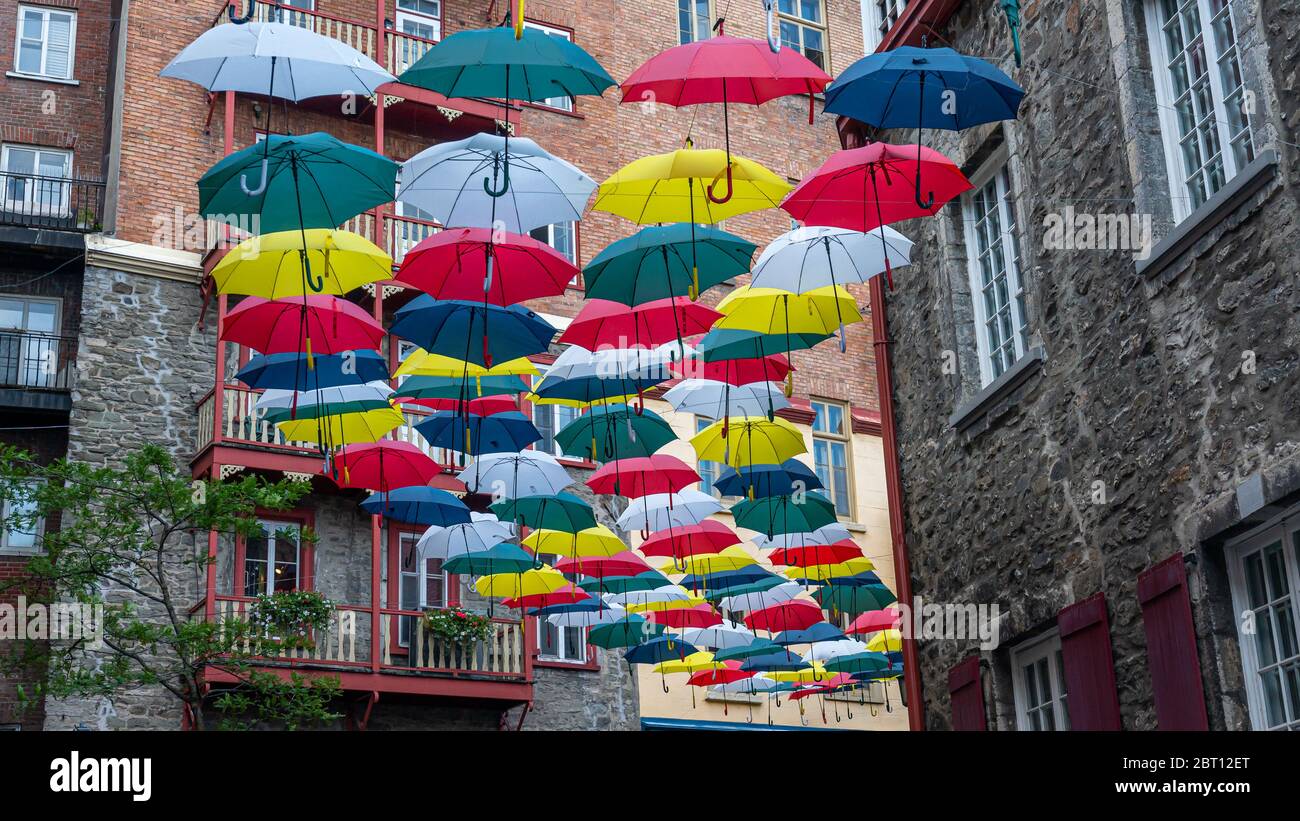 Célèbre endroit de la vieille ville de Québec avec parasols de couleur au-dessus d'une rue piétonne Banque D'Images