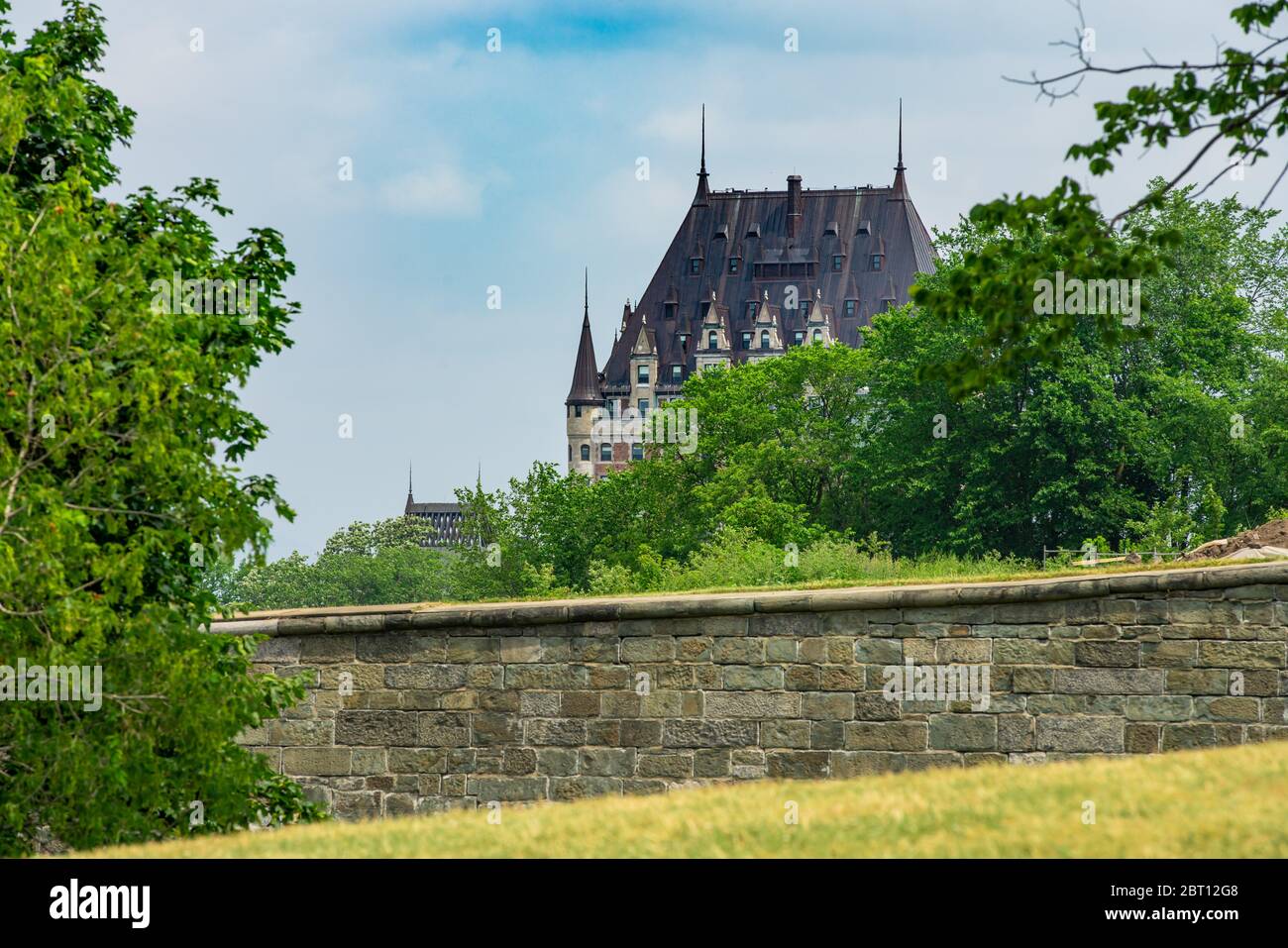 Toit de la tour principale du château depuis les plaines d’Abraham en été. C'est fondamentalement une auberge très célèbre et elle donne sur la vieille ville Banque D'Images