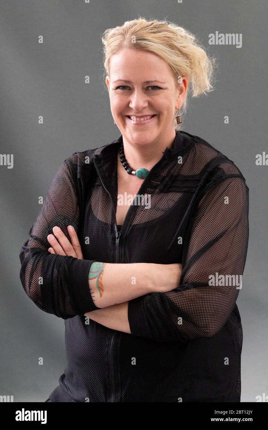 Le crime-écrivain et dramaturge islandais Lilja Sigurdardottir assiste à un photocall lors du Festival international du livre d'Édimbourg 2018 Banque D'Images