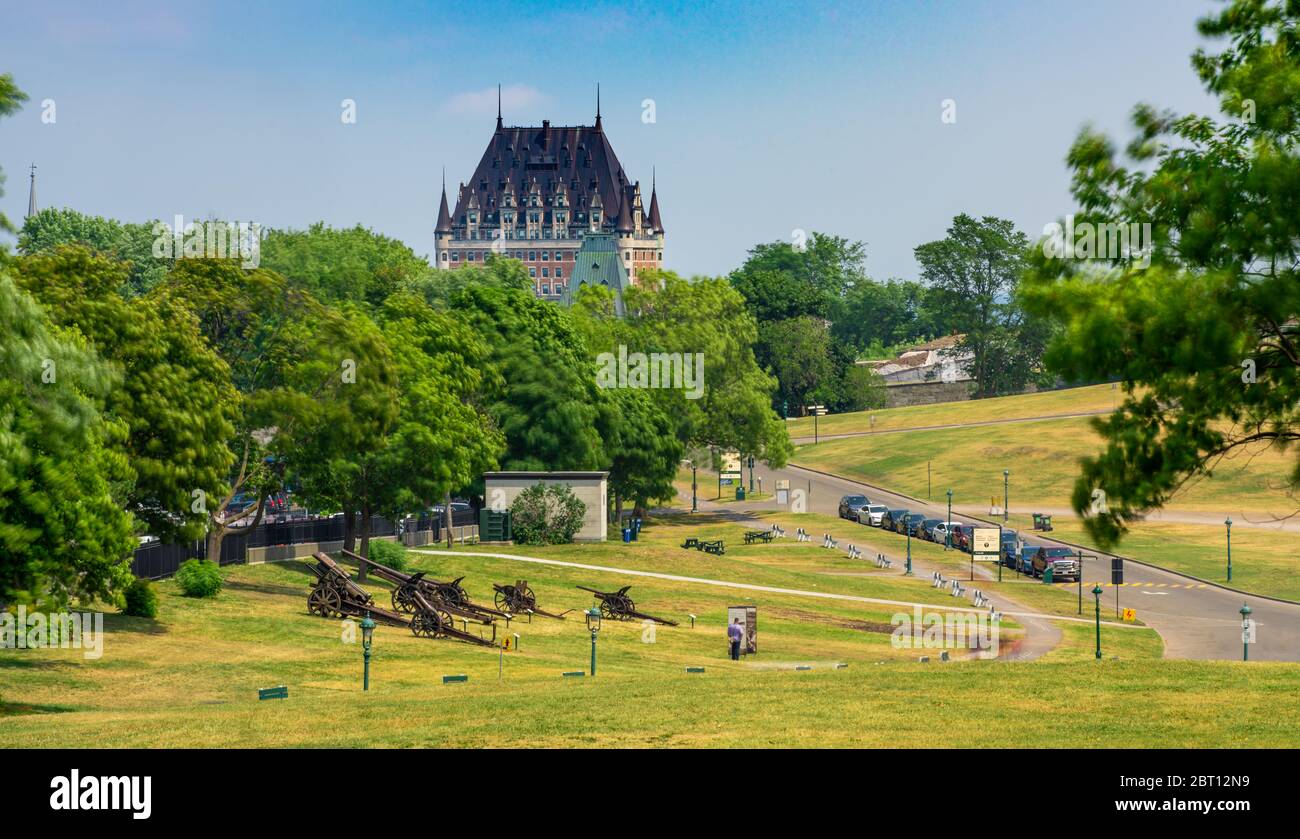 Toit de la tour principale du château de Frontenac depuis les plaines d’Abraham en été. Ce château est fondamentalement une auberge très célèbre Banque D'Images