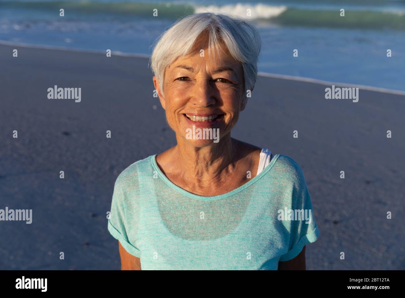 Femme de race blanche de haut niveau qui profite de son temps à la plage Banque D'Images