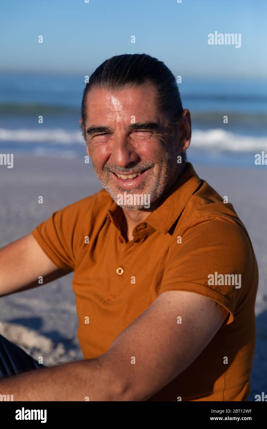 Homme caucasien senior appréciant du temps sur la plage Banque D'Images