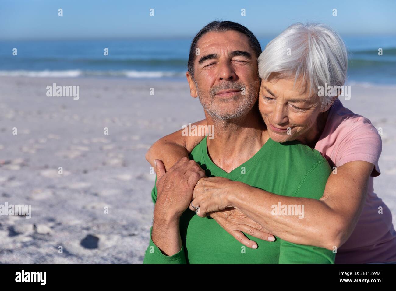 Couple caucasien senior appréciant du temps à la plage Banque D'Images
