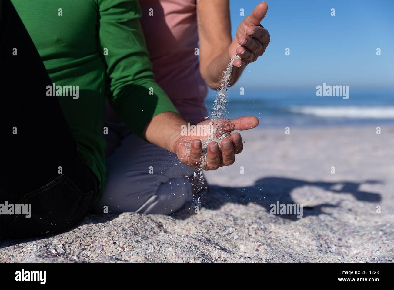 Couple caucasien senior appréciant du temps à la plage Banque D'Images