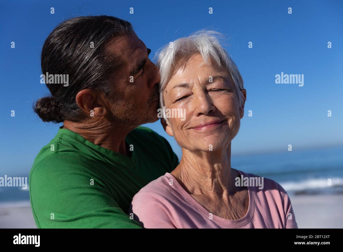 Couple caucasien senior appréciant du temps à la plage Banque D'Images