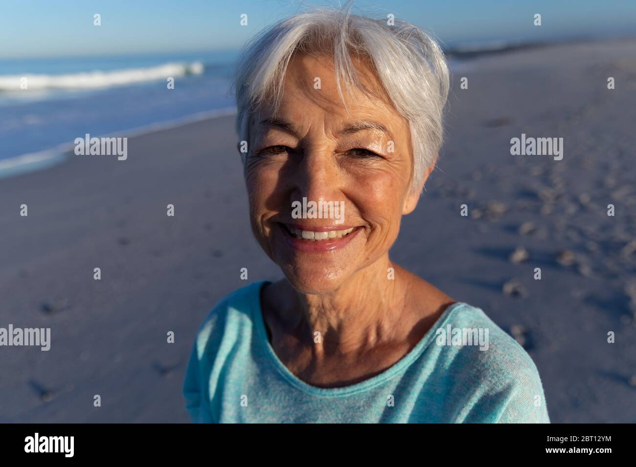 Femme de race blanche de haut niveau qui profite de son temps à la plage Banque D'Images