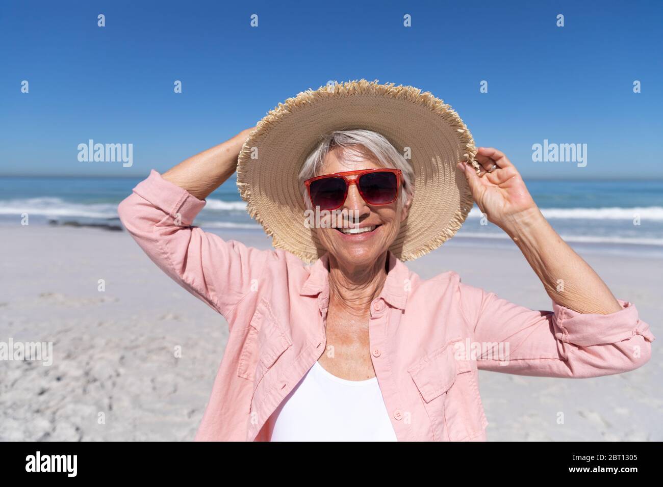 Femme de race blanche de haut niveau qui profite de son temps à la plage Banque D'Images