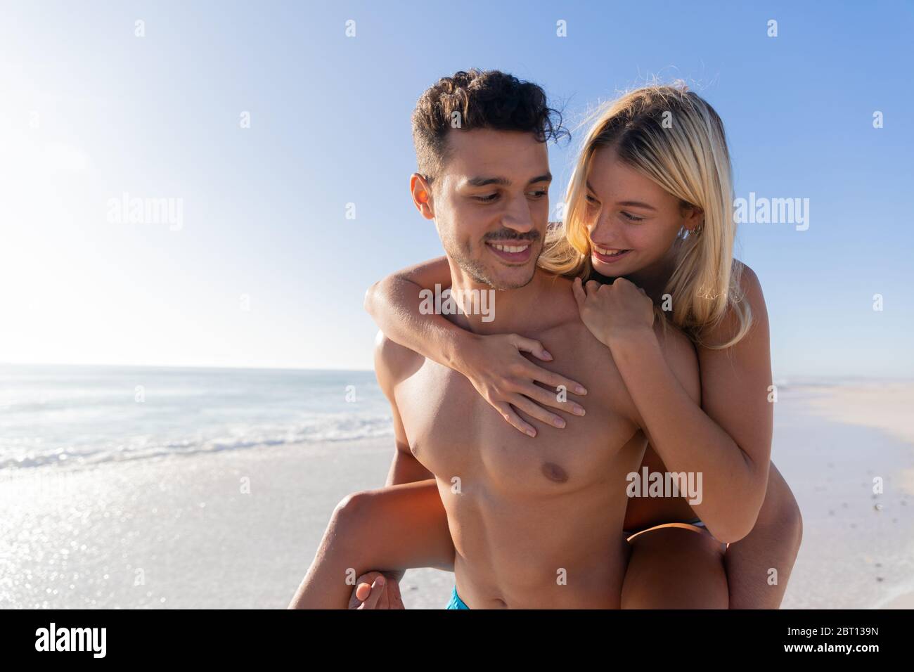 Couple caucasien appréciant le temps à la plage Banque D'Images