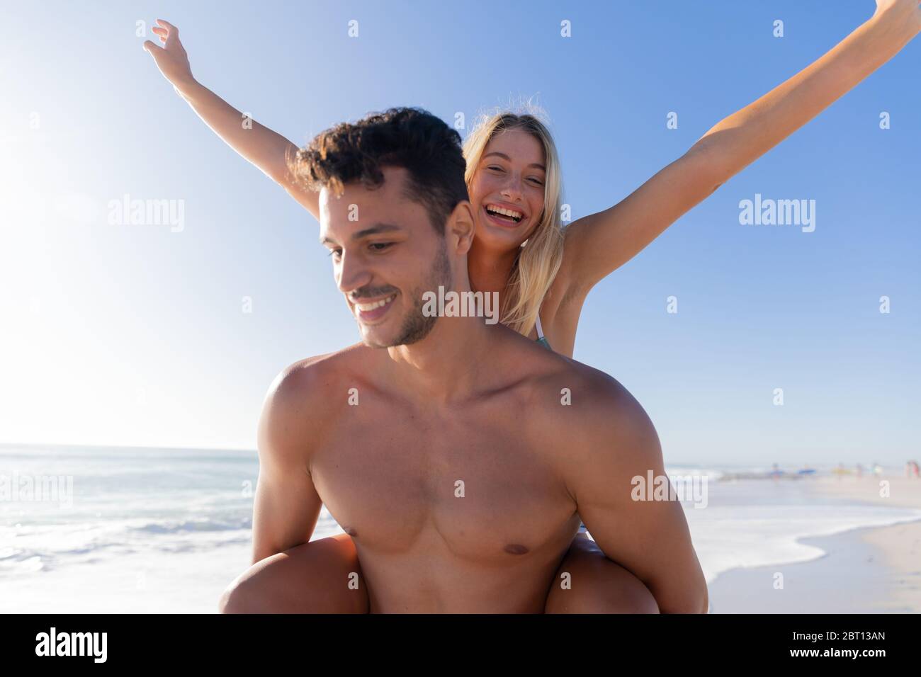 Couple caucasien appréciant le temps à la plage Banque D'Images