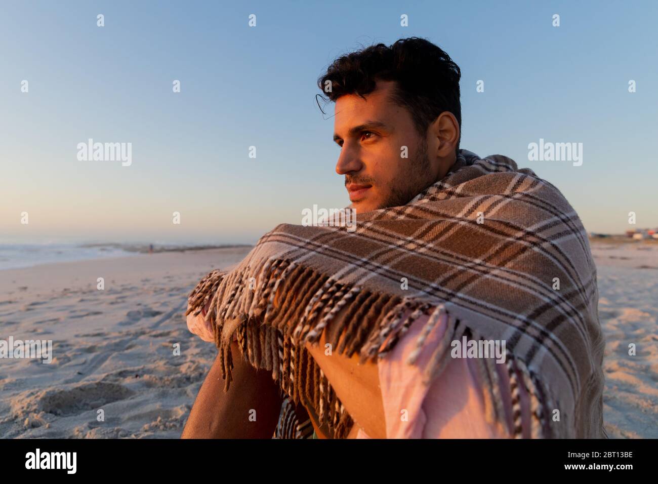 Homme caucasien appréciant le temps à la plage Banque D'Images